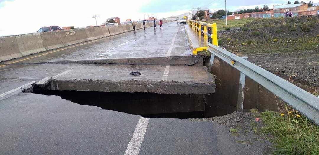 Desprendimiento de la plataforma del puente Corqueamaya, en la ruta La Paz – Copacabana.