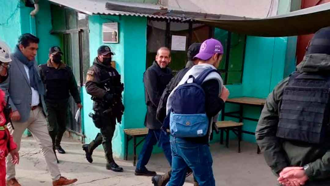 Luis Fernando Camacho al salir del penal de Chonchocoro a su revisión médica.