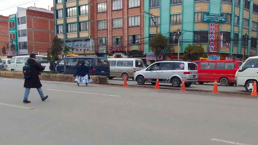 Paso peatonal y vehicular en la avenida Juan Pablo II, reducirá el tráfico vial cerca a la Ceja de El Alto.