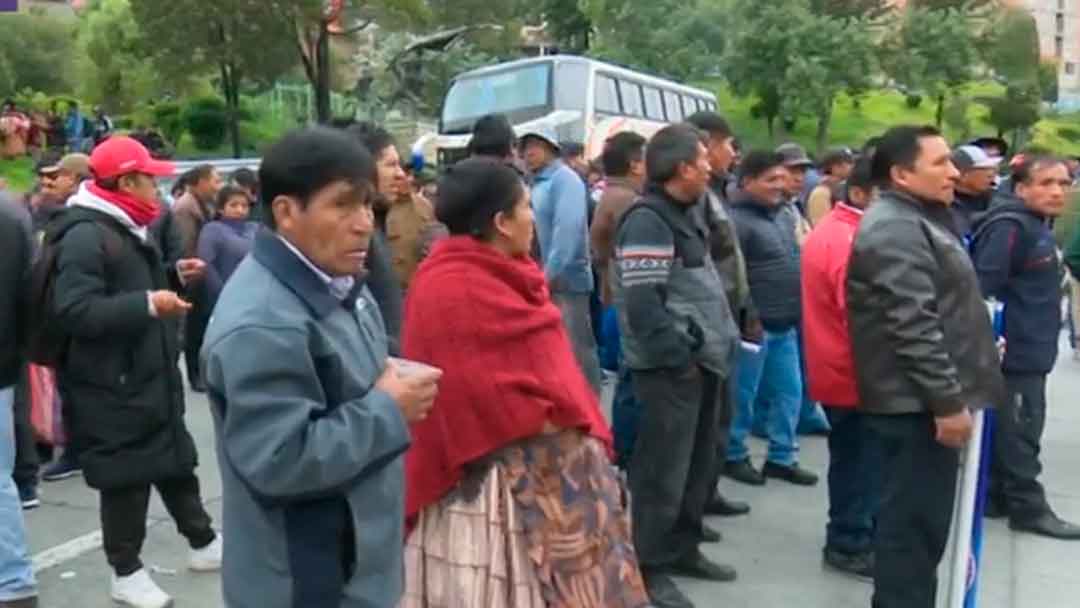 Chóferes bloquean la autopista en contra la Alcaldía de La Paz por "multas y cobros excesivos".
