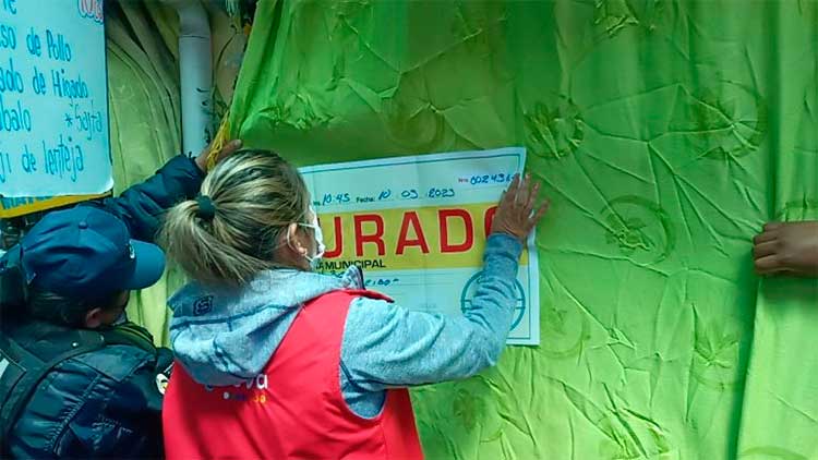 Clausuran el negocio en el que se vendía alimentos en mal estado.