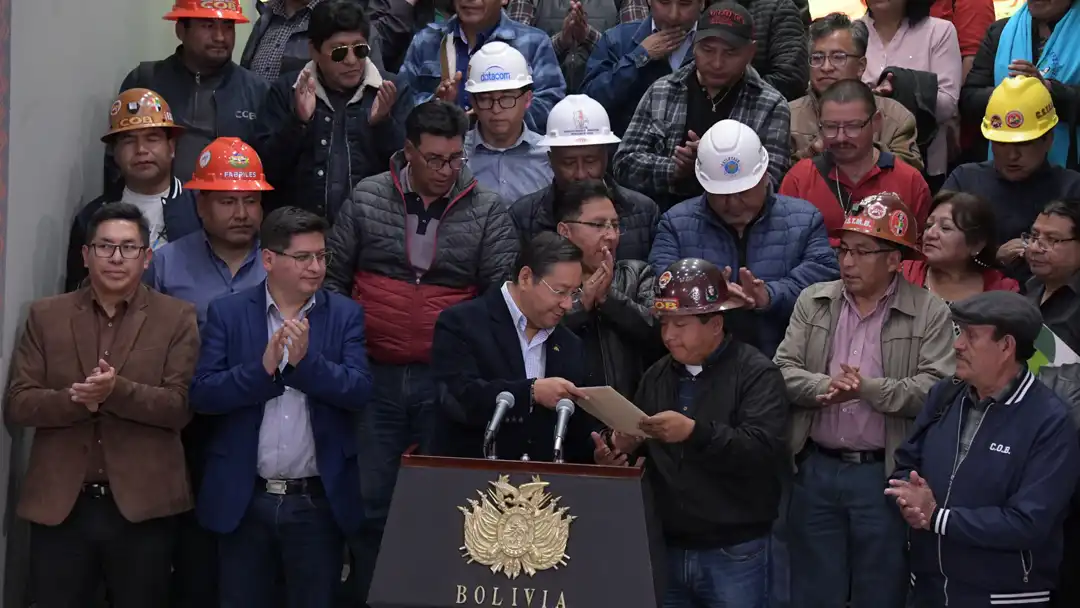 El presidente Luis Arce junto a la dirigencia cobista en hall de la Casa Grande del Pueblo.