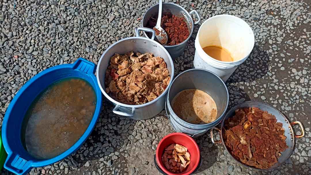 Decomisan carne podrida en chicharronerías que tenían ollas sucias y reusaban aceite