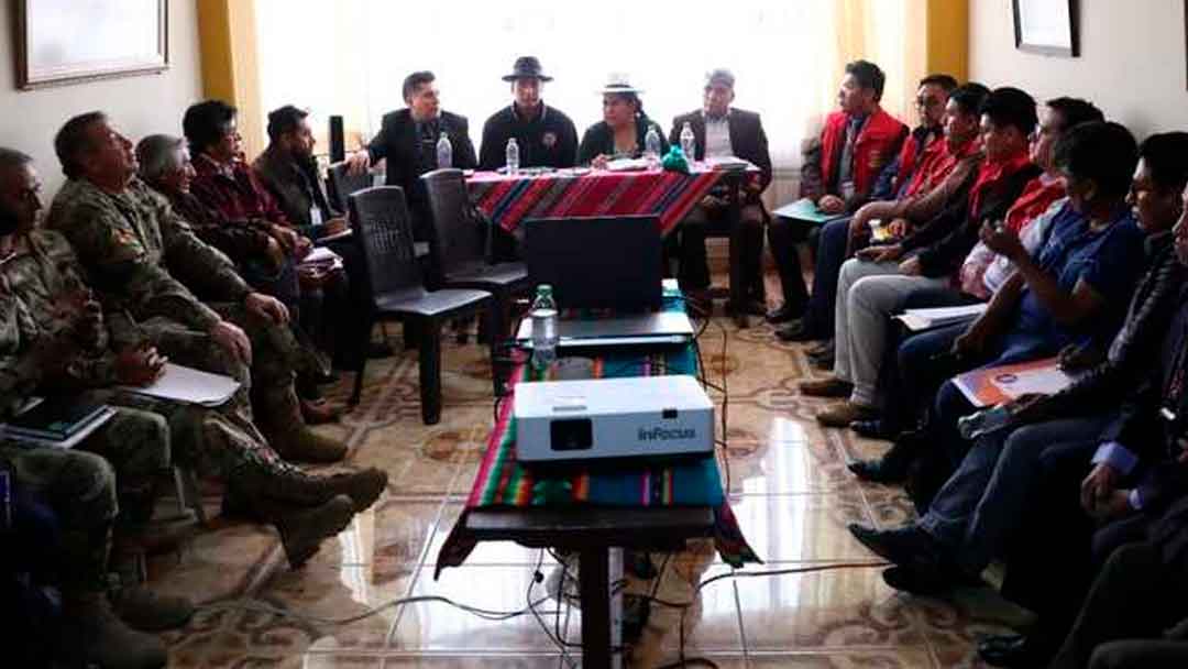 La Comisión Interinstitucional del Carnaval de Oruro 2024 en una reunión.