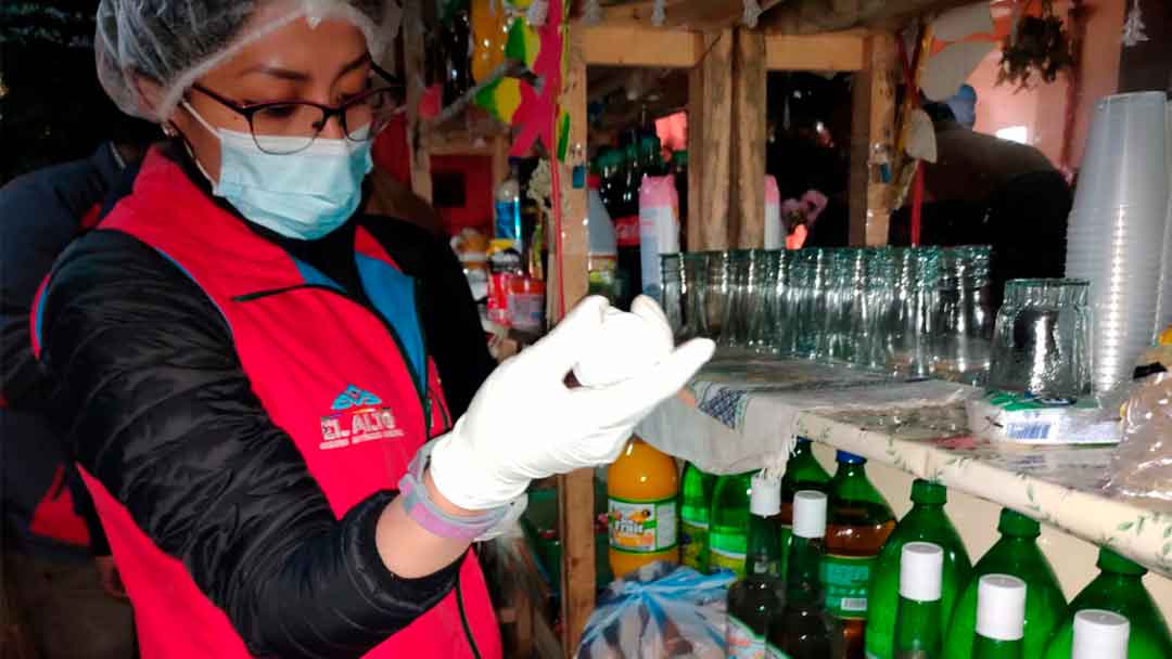 En una semana la Intendencia de El Alto decomisó 90 kilos de comida en mal estado y casi medio millar de bebidas alcohólicas