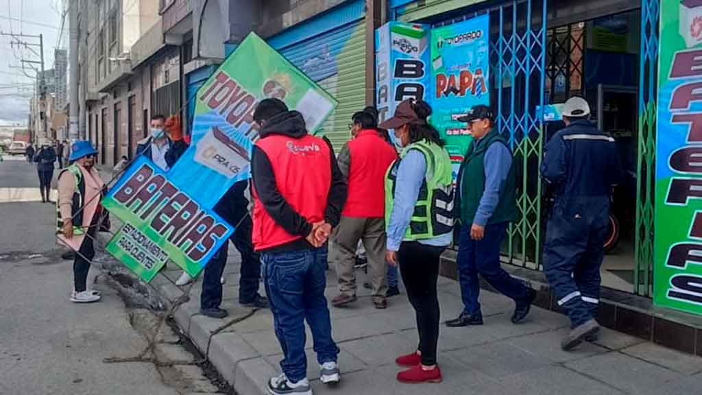 Personal de la Alcaldía de El Alto decomisa letreros comerciales en la zona Villa Bolívar ‘A’.