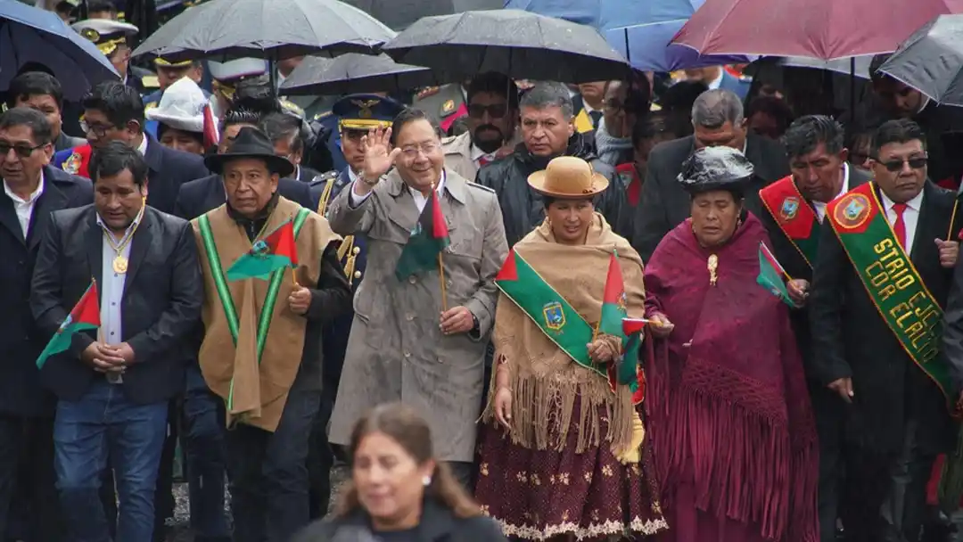 Arce, Choquehuanca y Copa encabezan del desfile cívico militar en honor al 39 aniversario de El Alto. Arce, Choquehuanca y Copa encabezan del desfile cívico militar en honor al 39 aniversario de El Alto.