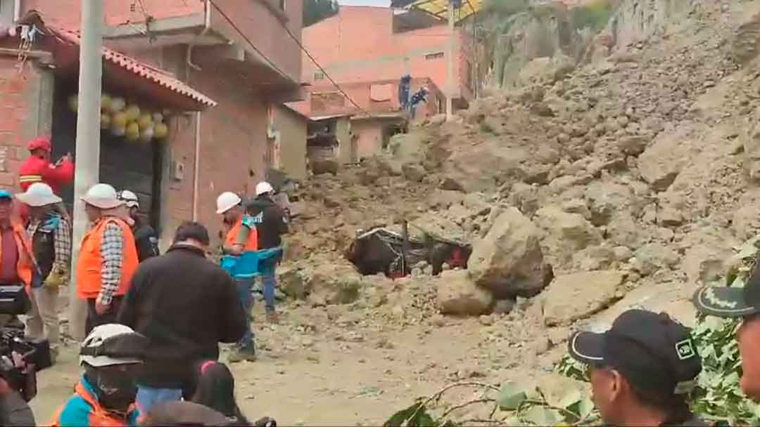 Deslizamiento de talud entierra dos vehículos, afecta a cuatro casas y deja un herido en Sopocachi.