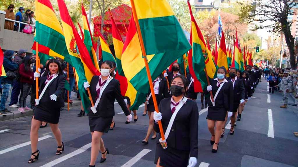 Estudiantes de unidades educativas de La Paz participan del desfile cívico en Plaza Abaroa.