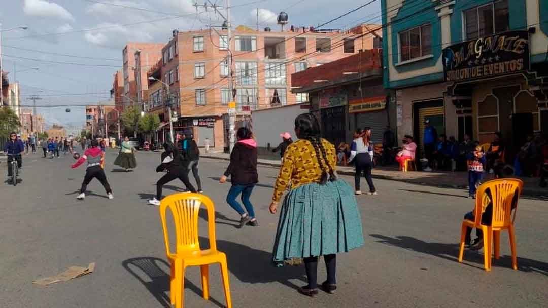 La población realizando actividades deportivas en el día del peatón en la ciudad de El Alto.