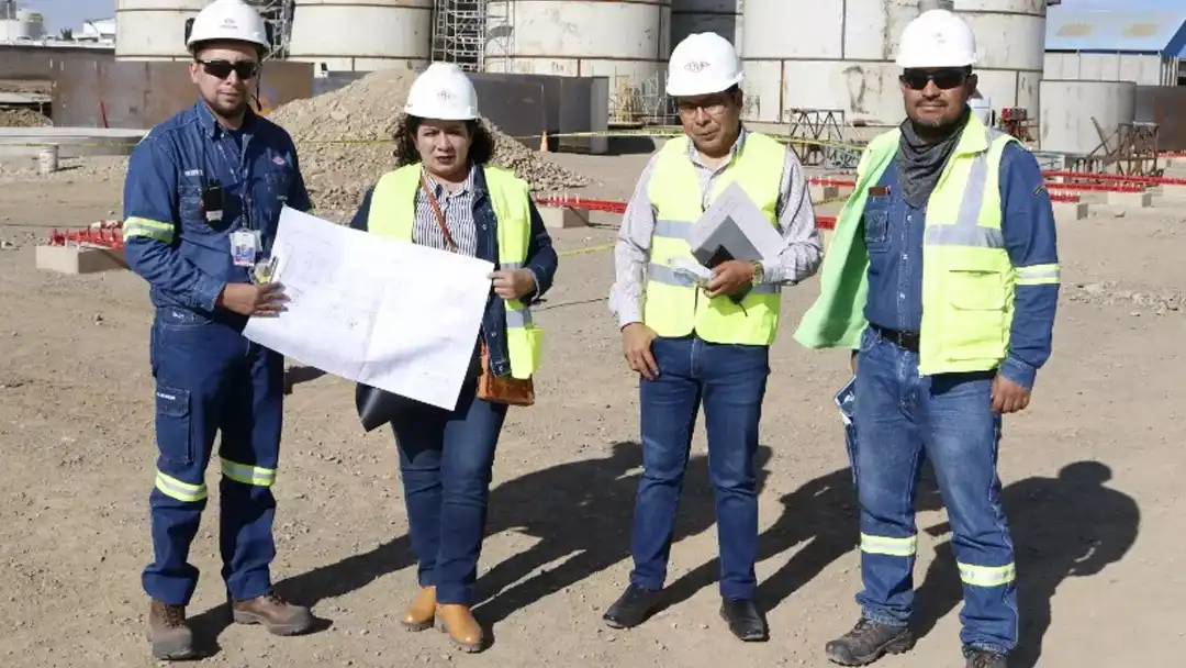 La diputada Blanca López (MAS-IPSP) junto a personal de YPFB.