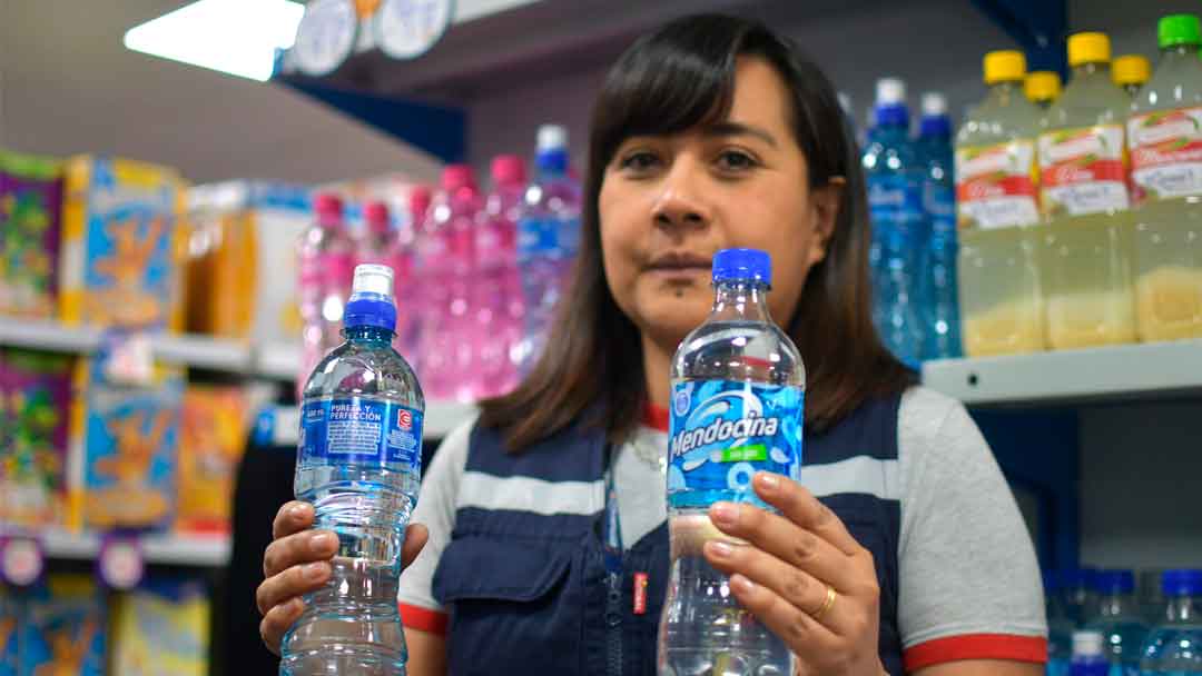 Agua purificada y embotellada nacional.