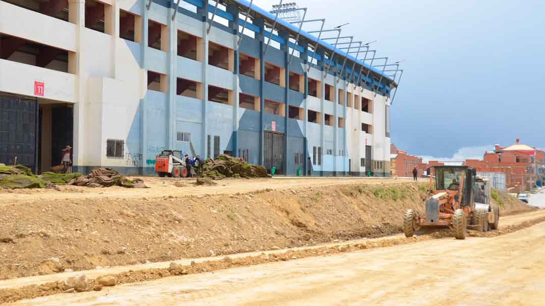 Funcionarios de la alcaldía realizan trabajos en las calles adyacentes al Estadio Municipal Villa Ingenio.