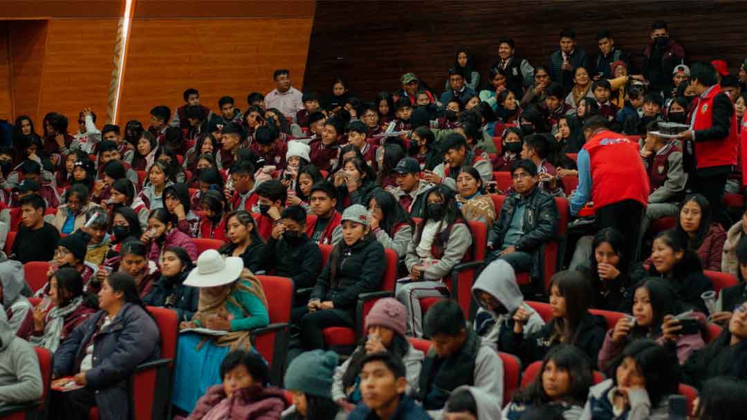 Estudiantes de la prepromoción y la promoción de cinco unidades educativas del Distrito 4 de El Alto.