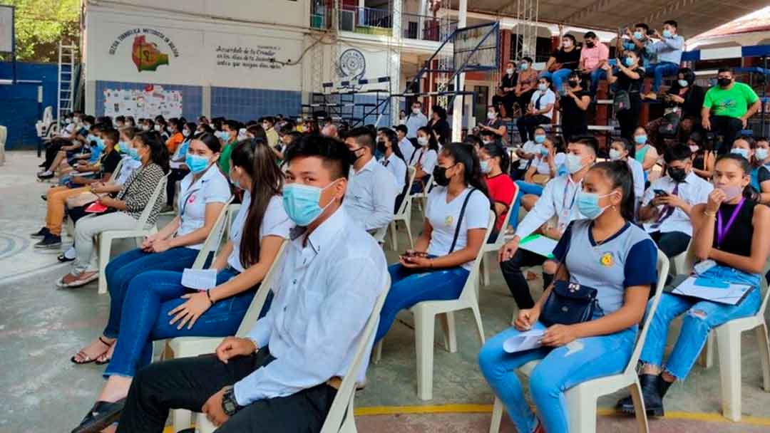 Estudiantes de sexto de secundaria de las diferentes unidades educativas que recibirán sus diplomas de bachiller.