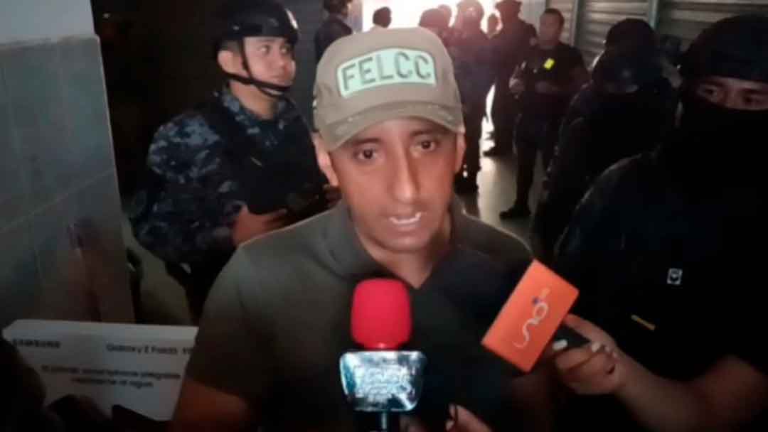 Felcc de Santa Cruz aprehende a dos personas en operativo contra el agio en la venta del dólar en La Ramada.