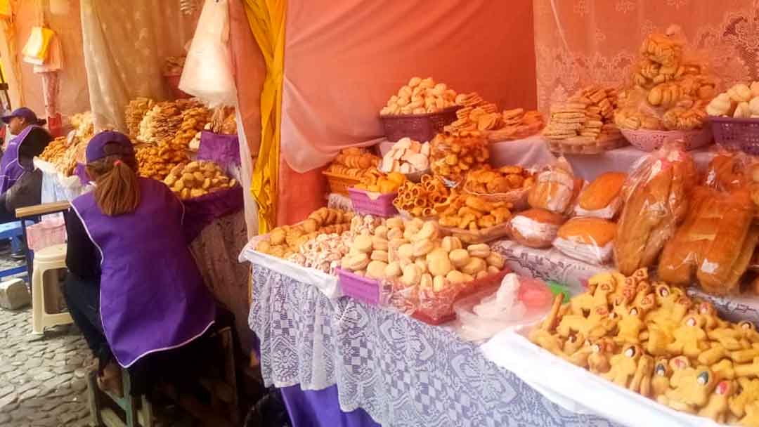 Feria de Todos Santos en el atrio de la Merced, La Paz. 