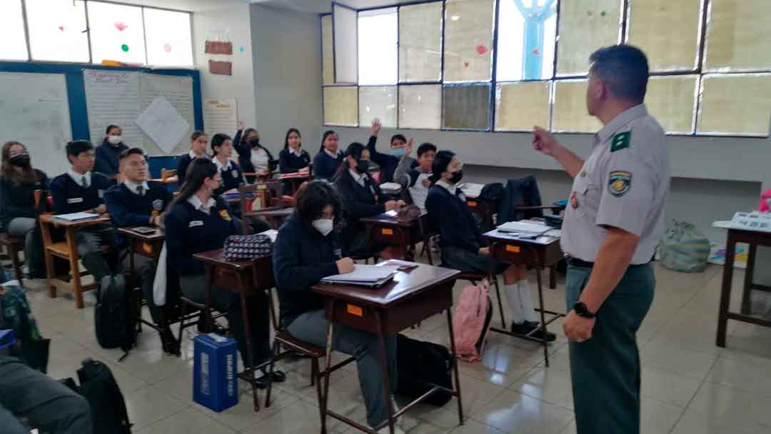 Efectivos de las FFAA socializaron con estudiantes de diferentes establecimientos educativos. Foto: Min Defensa.