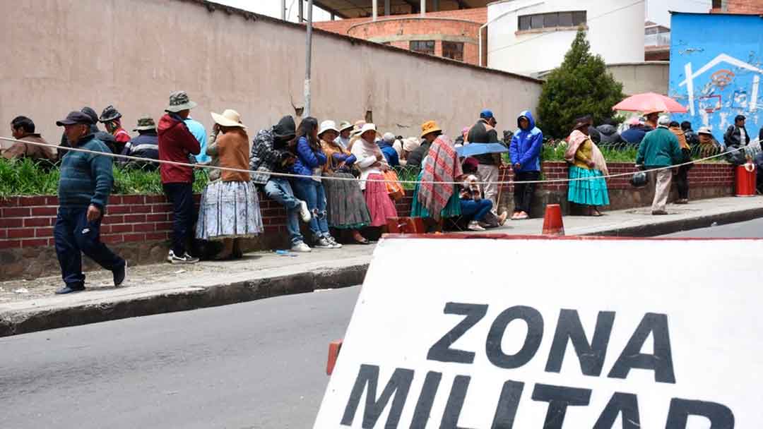 Largas filas para la inscripción al Servicio Militar Obligatorio.