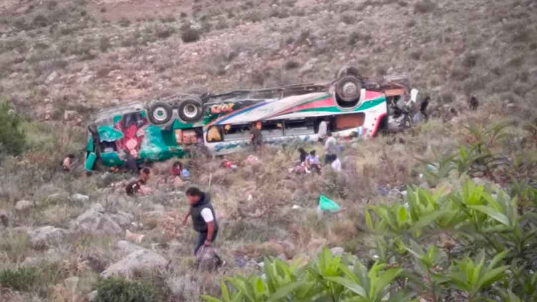 La flota, que pertenecía a la empresa Trans Illimani, se embarrancó 150 metros, aproximadamente, en el municipio de Vaca, Cochabamba.