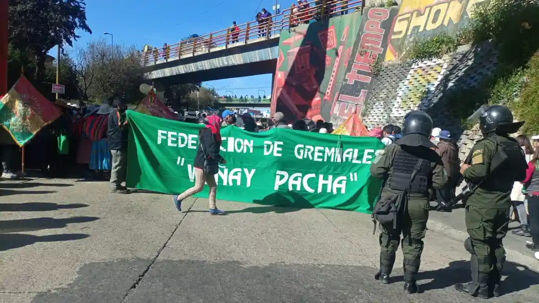 Gremiales nuevamente bloquea la Ceja de El Alto, en el sector del peaje de la autopista La Paz - El Alto.