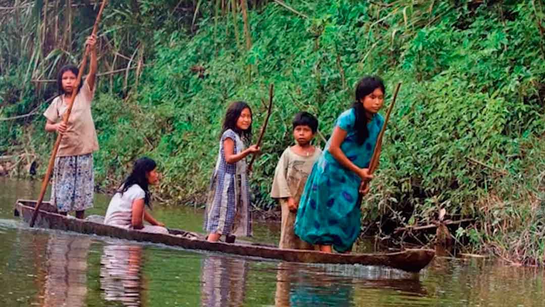 La mujeres guarasugwe pauserna pescando en su habitad.