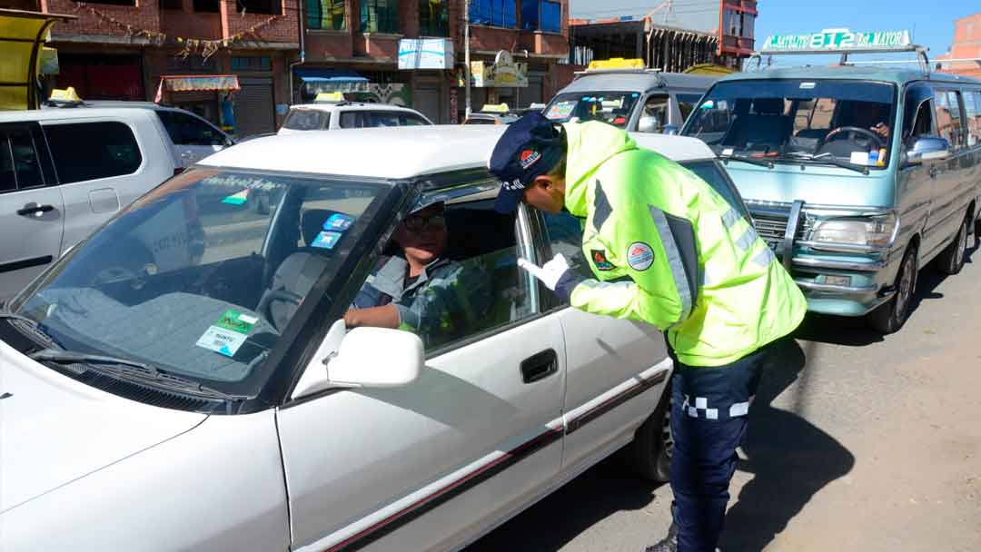 Guardias instan a choferes con números finales 1 y 2 de placas a no entrar al área de restricción