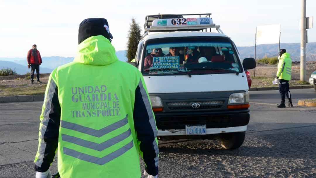 Guardia Municipal controlando el transporte público en El Alto.