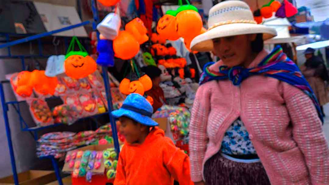 Halloween genera intenso movimiento comercial en la ciudad de El Alto.