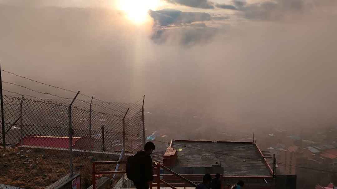 Densa humareda cubre la hoyada paceña, una vista desde la ciudad de El Alto.