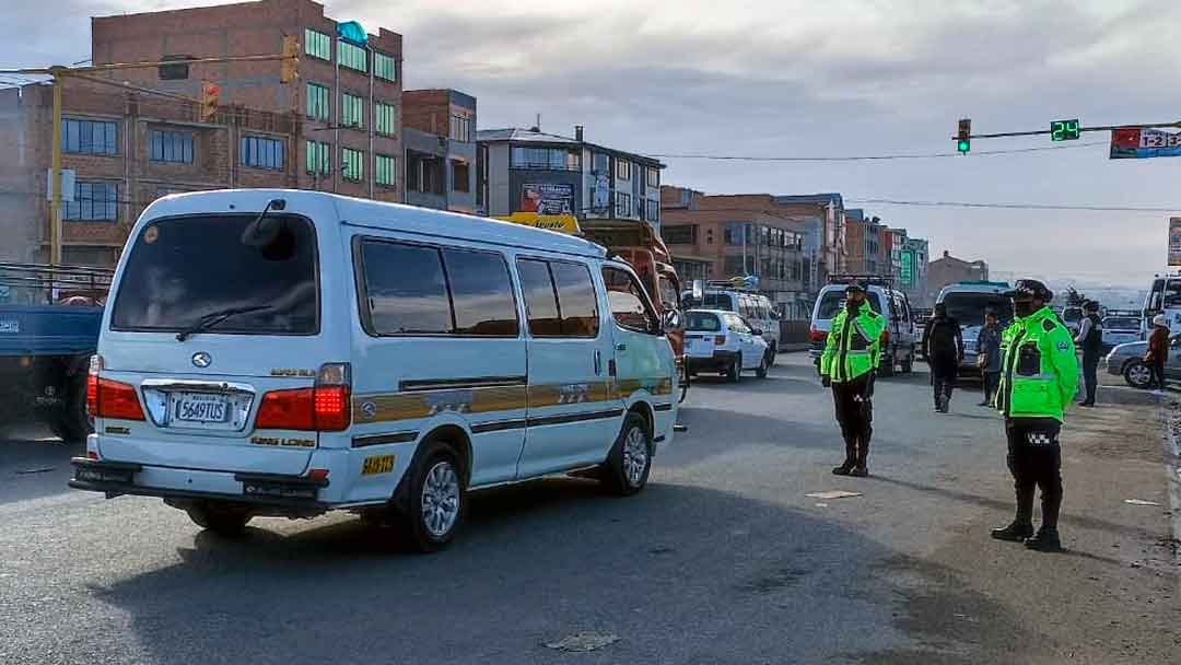 Implementación del ordenamiento vehicular en El Alto con respaldo vecinal.