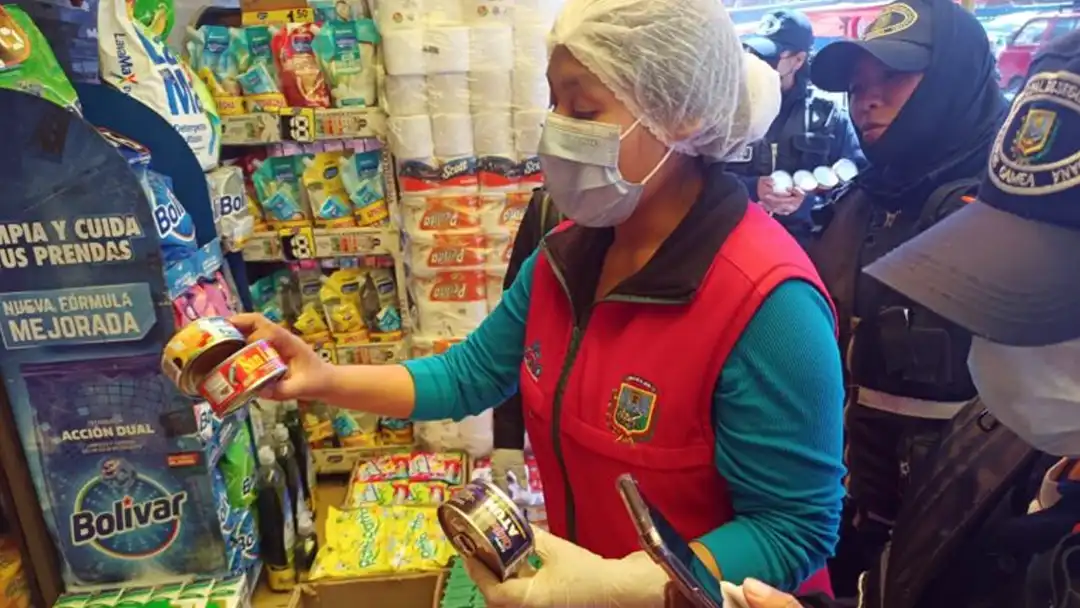 Intendencia Municipal de El Alto en operativo decomisa un lote de sardinas.