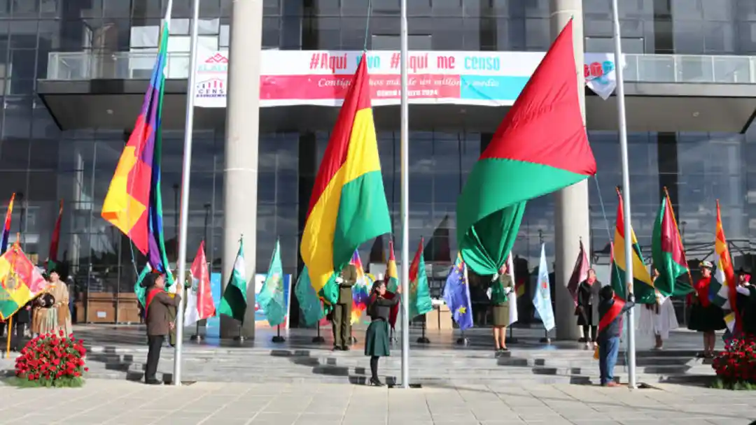 Comienza el mes de la ciudad de El Alto con la iza de la bandera.