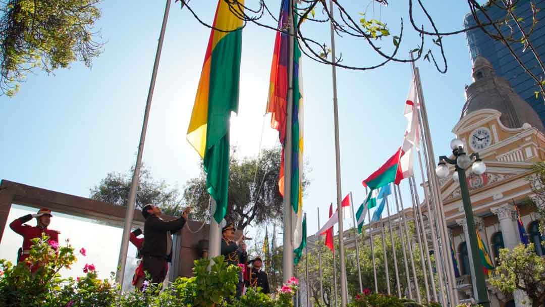 Iza de la bandera boliviana por 198 aniversario del emblema nacional.