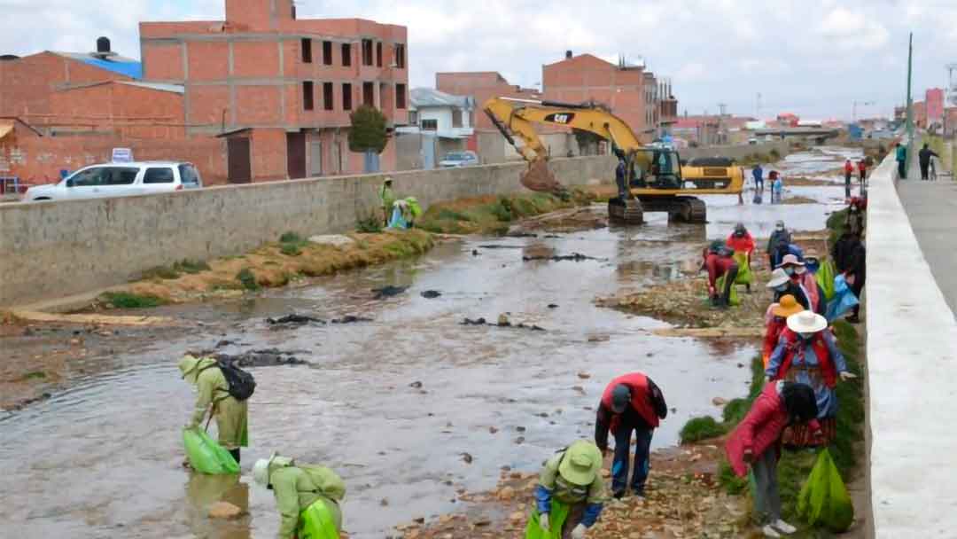 Personal de la Alcaldía de El Alto realiza limpieza del Río Seco