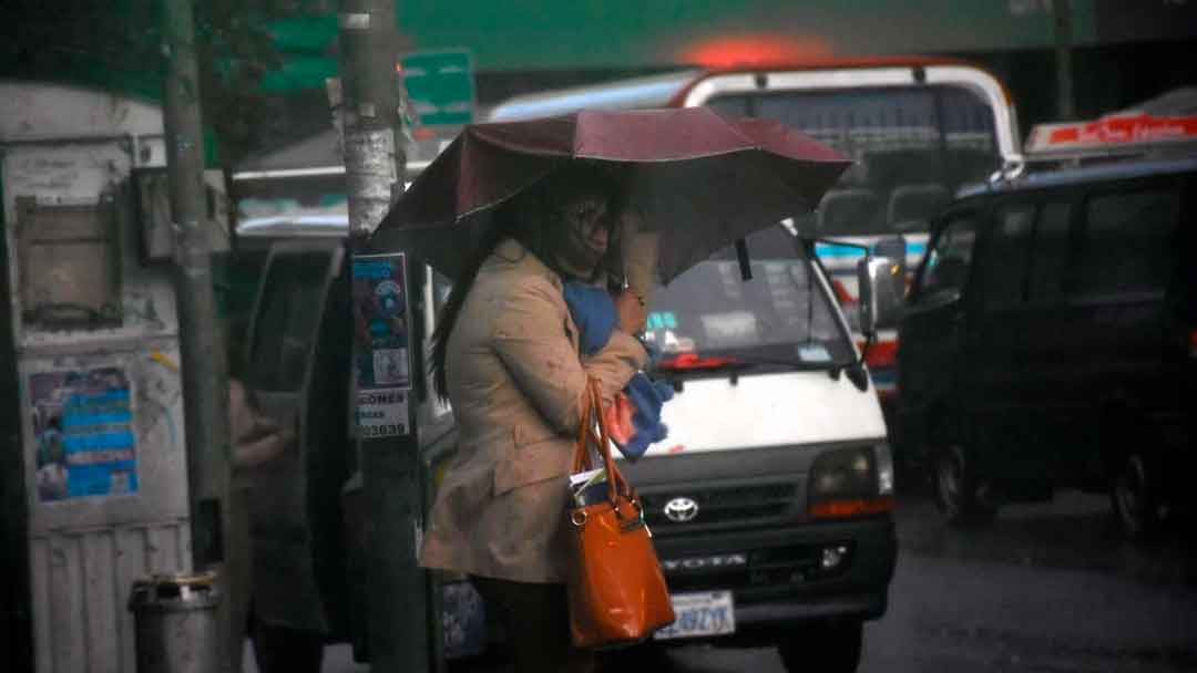 Una lluvia corta en la ciudad de El Alto, también cayó una llovizna en la ciudad de La Paz.