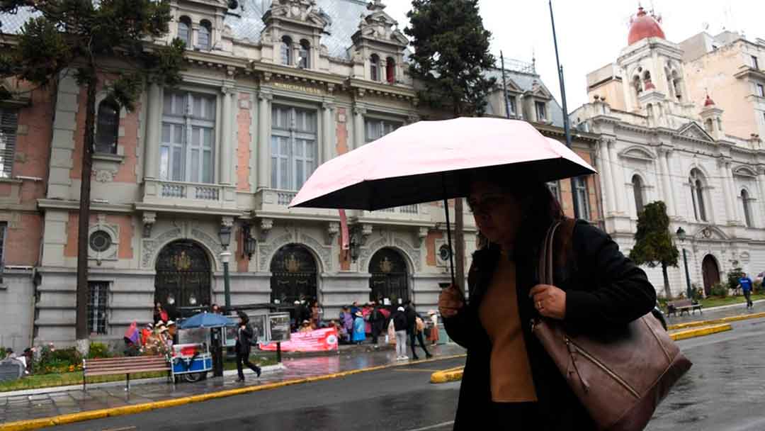 La población resguardandose de las lluvias, en los úlitmos días, en la ciudad de La Paz