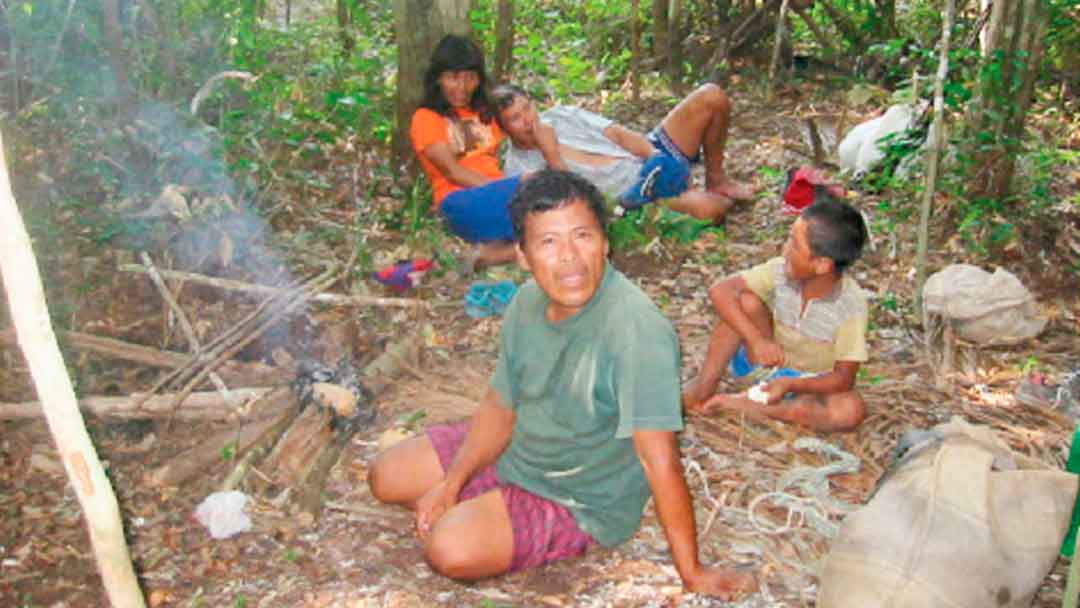 Descansando en la selva del Territorio de Los Araona