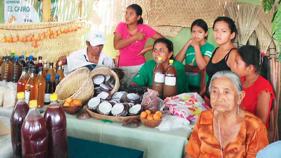 Una familia Baure involucrada en la cadena productiva del cacao y el chocolate.