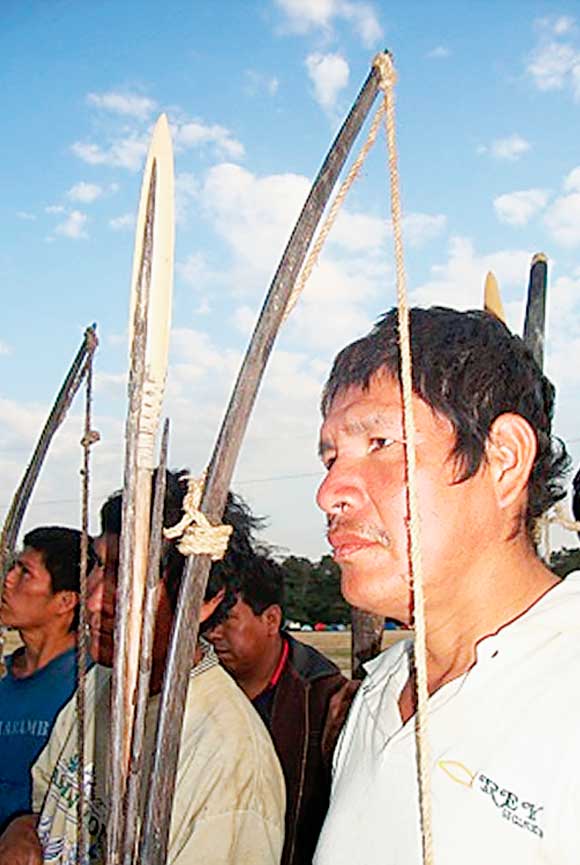 Indígenas canichanas listos para la cacería.