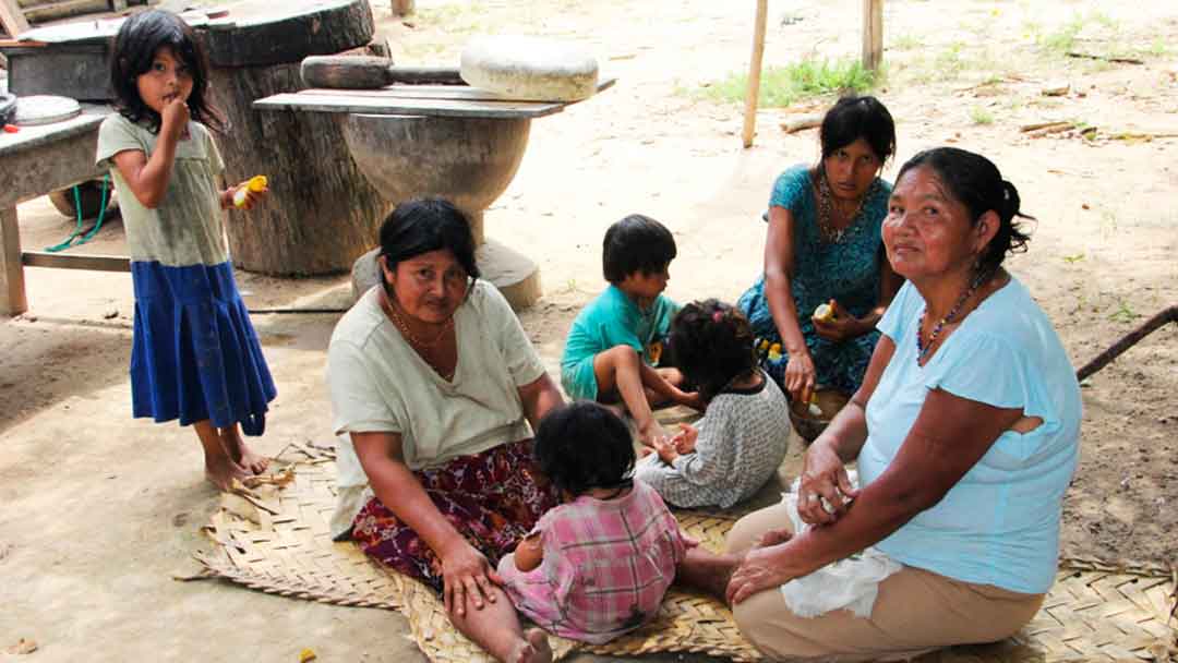 Las mujeres del pueblo indígena Cavineño en comunidad.