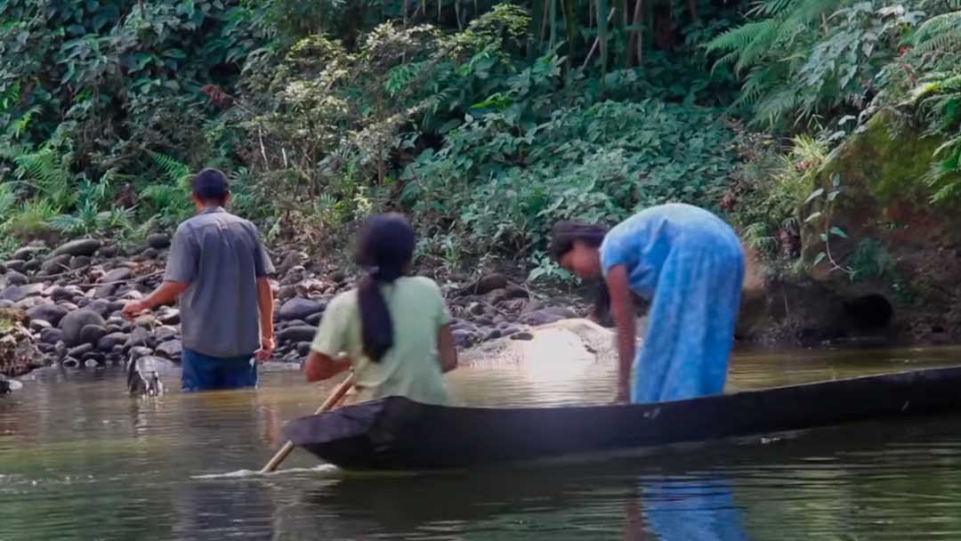 Los Chimane en su principal actividad: la pesca.