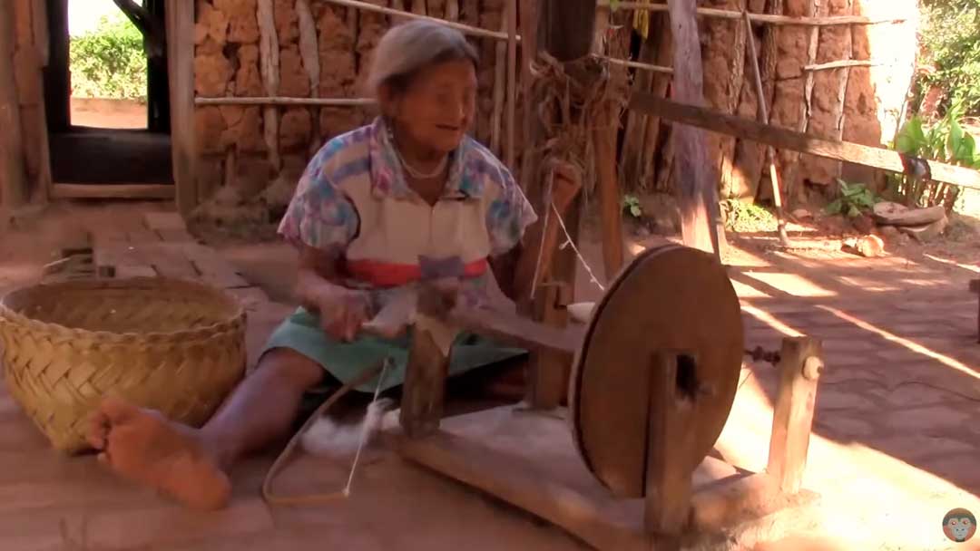 Los Chiquitanos: mujer hilando