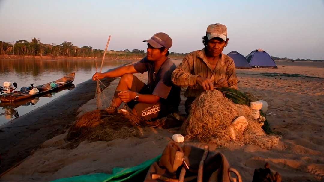 Los Esse Ejja en su actividad principal, la pesca.