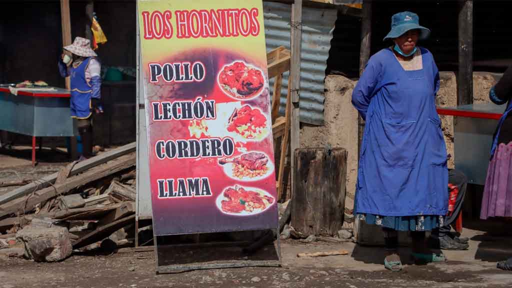 Alcaldía de El Alto controla en Los Hornitos del Distrito 3 y clausuran negocio por ofrecer comida en mal estado.