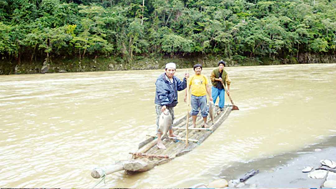 Los Lecos pescando en el rio Mapiri