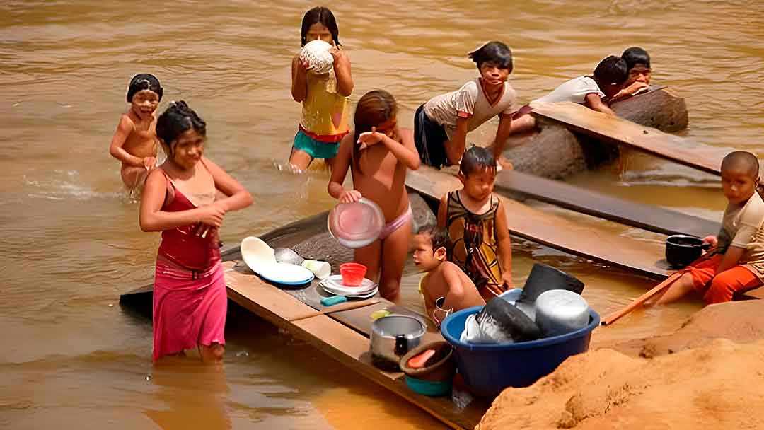 Niños Machineri en el río Acre del departamento de Pando.