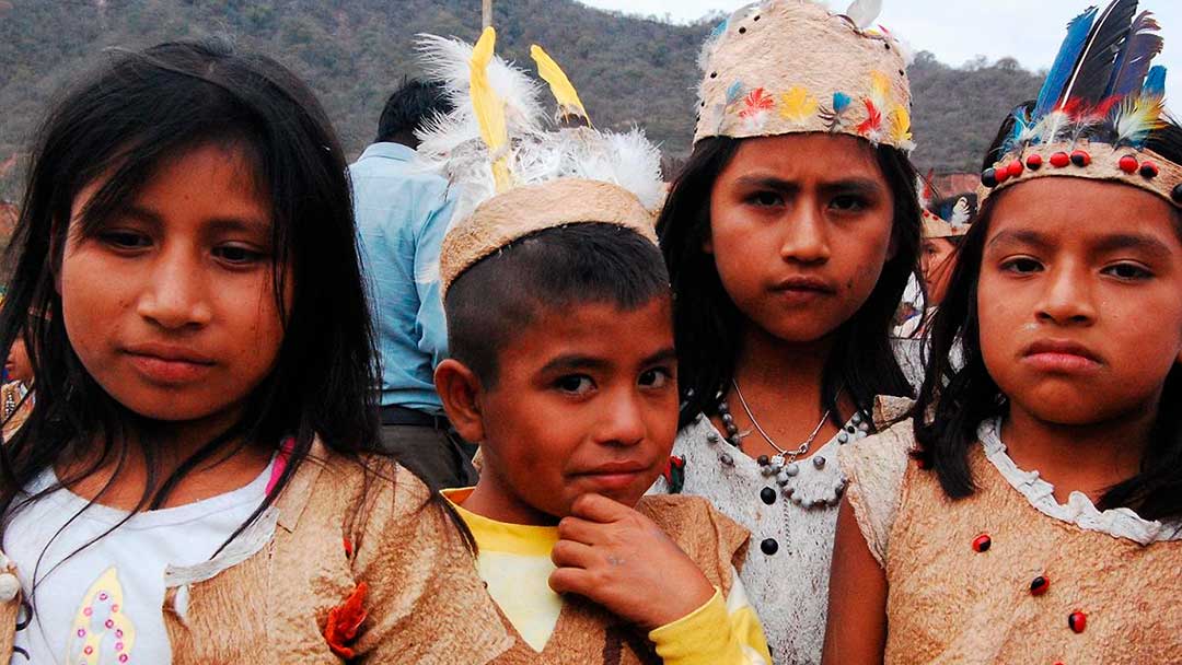 Niños y niñas Moré, vestidos con el atuendo tradicional.