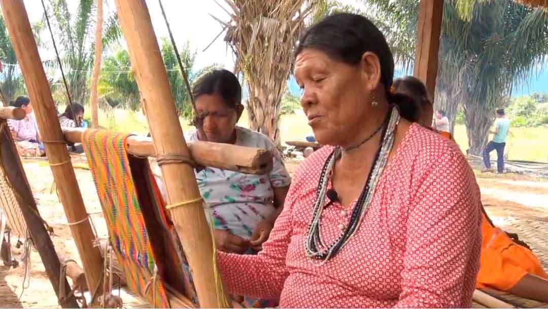 Mujeres mosetén realizan tejidos tradicionales.