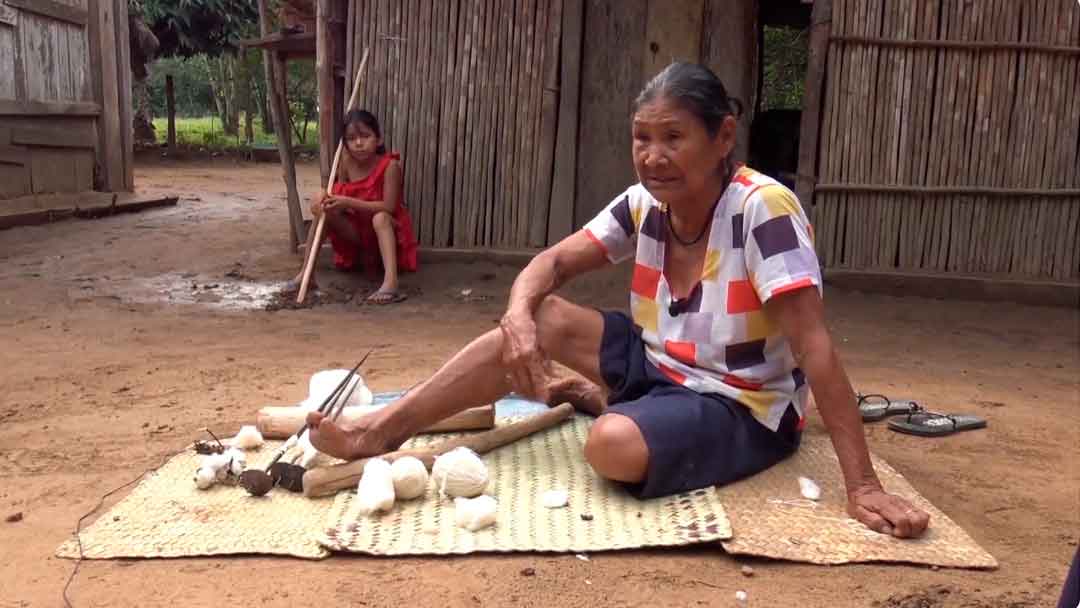 Los Reyesanos, también conocidos como Maropas, mujer de esta etnia enseña como realizan los artes manuales.